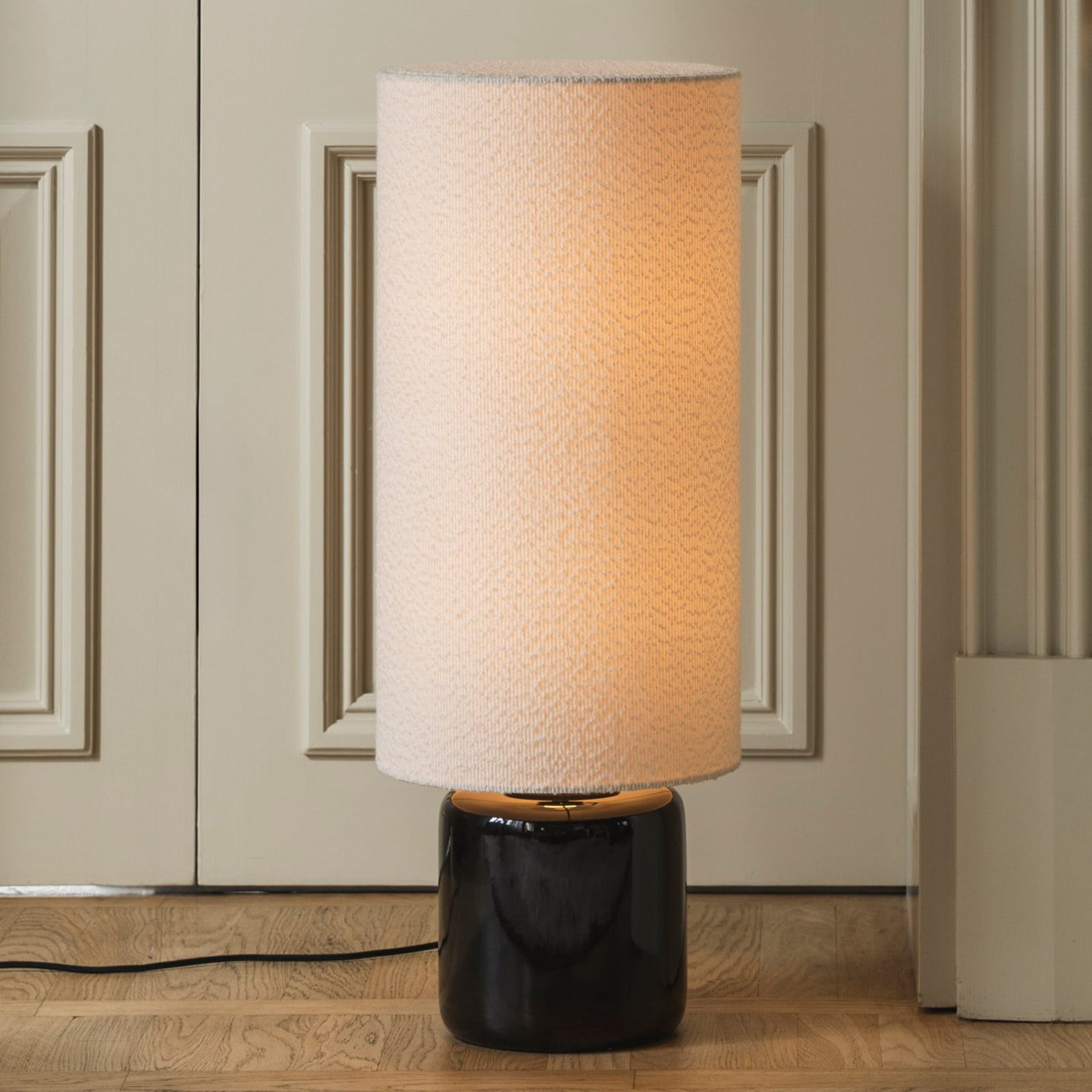 Florian pöytälamppu valkoinen/musta korkeus 80 cm - Globen Lighting - Olohuone - Kangas / tekstiili - Yksilamppuinen