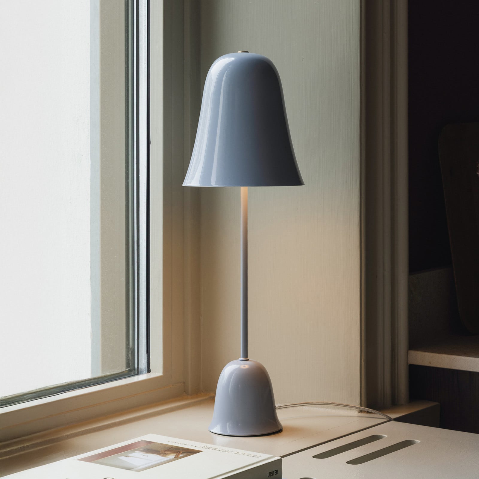 Blåklockan pöytälamppu, vaaleansininen, korkeus 56 cm – Globen Lighting - Olohuone - Skandinaavinen - Metalli - Varjostimella