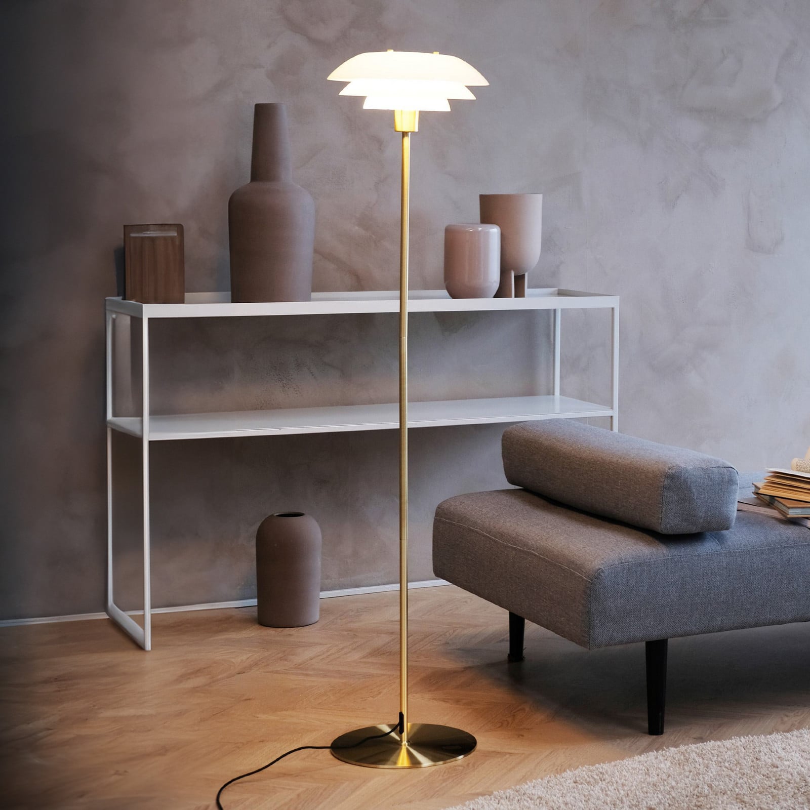DL31 Lattiavalaisin Opal/Brass - Dyberg Larsen - Olohuone - Design - Metalli - Varjostimella