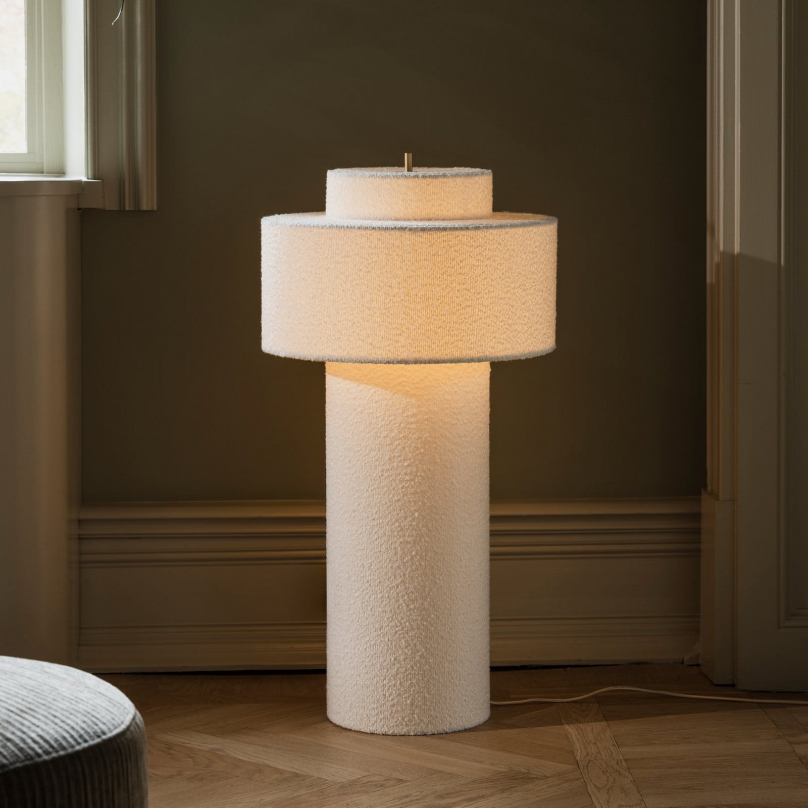 Noah-maavalaisin, valkoinen, korkeus 88 cm, tekstiili - Globen Lighting - Olohuone - Design - Kangas / tekstiili - Yksilamppuinen