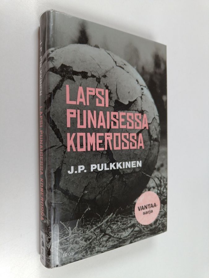 Lapsi punaisessa komerossa