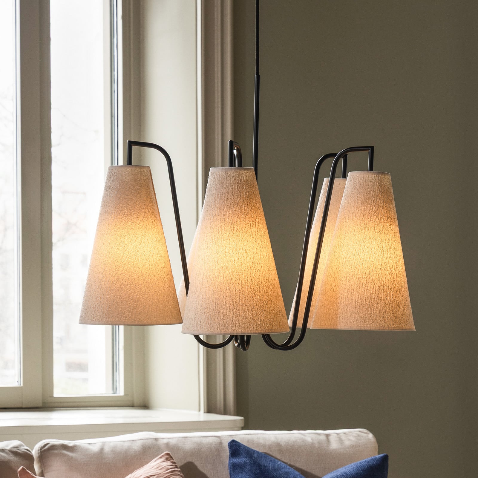 Lou 5 -riippuvalaisin, valkoinen Bouclé/musta – Globen Lighting Lou Bouclé 5 - Olohuone - Skandinaavinen - Kangas / tekstiili - Monilamppuinen