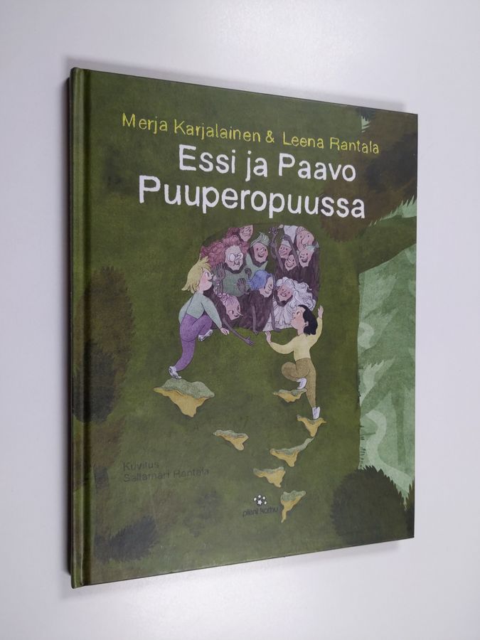 Essi ja Paavo puuperopuussa