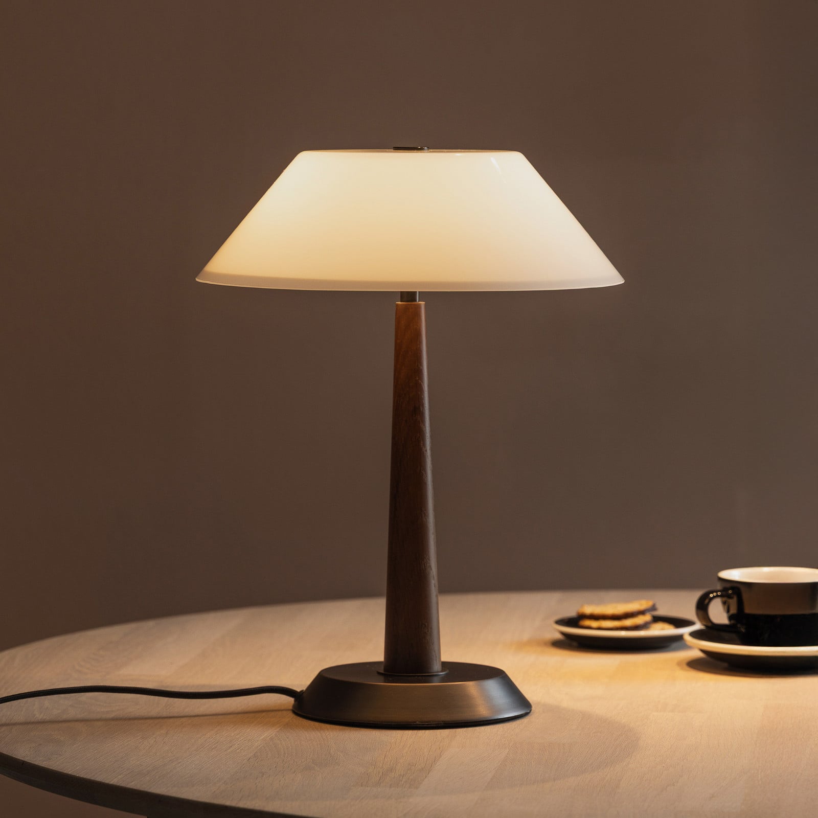 Ligna-pöytälamppu, valkoinen/pronssi/tammi, 39 cm – Globen Lighting - Olohuone - Skandinaavinen - Metalli - Varjostimella