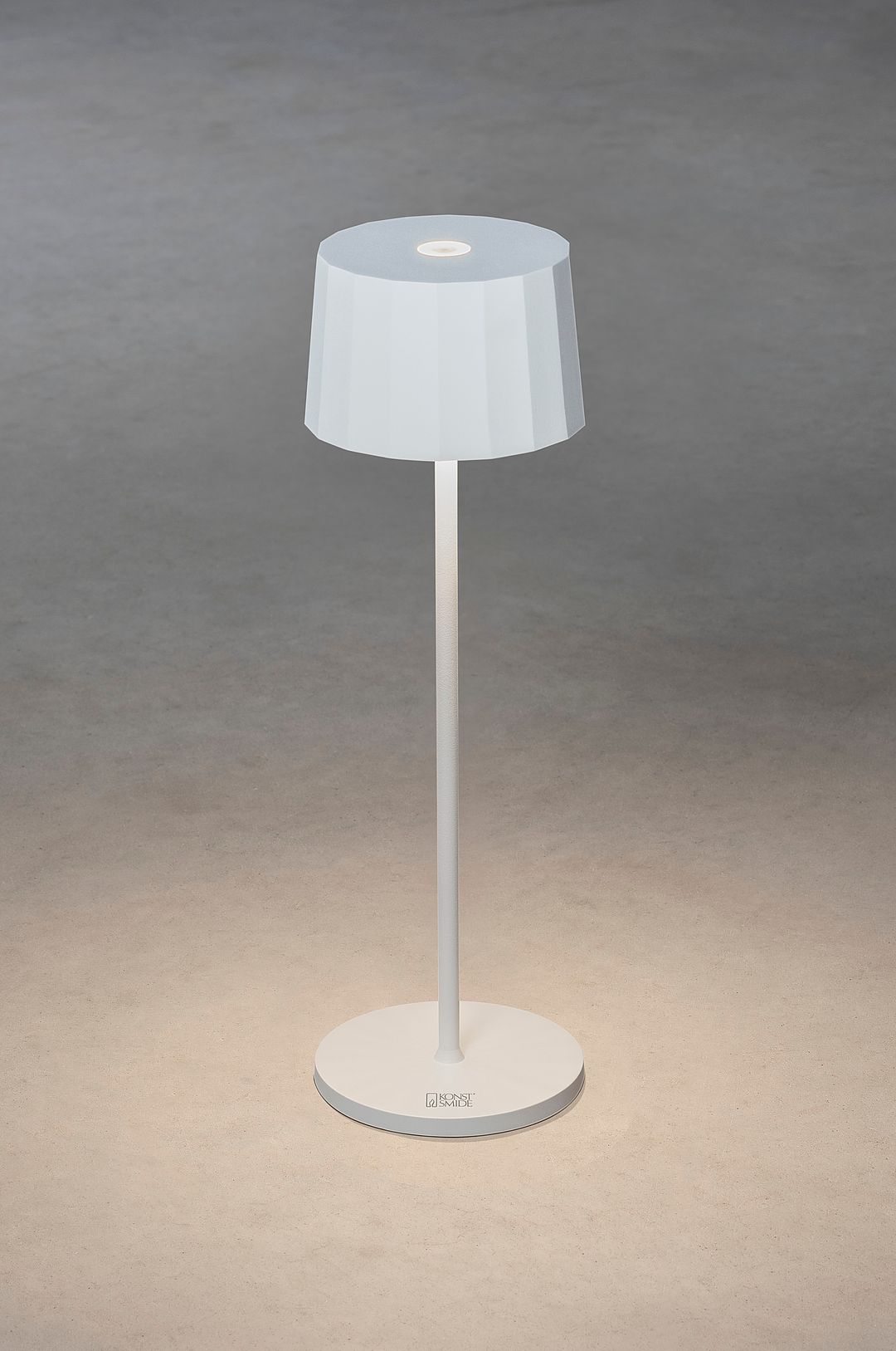 Konstsmide Bordslampa Positano vit USB Konstsmide