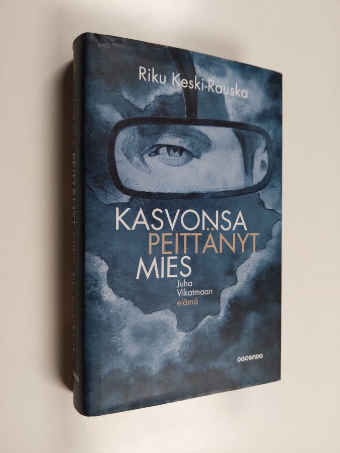 Kasvonsa peittänyt mies