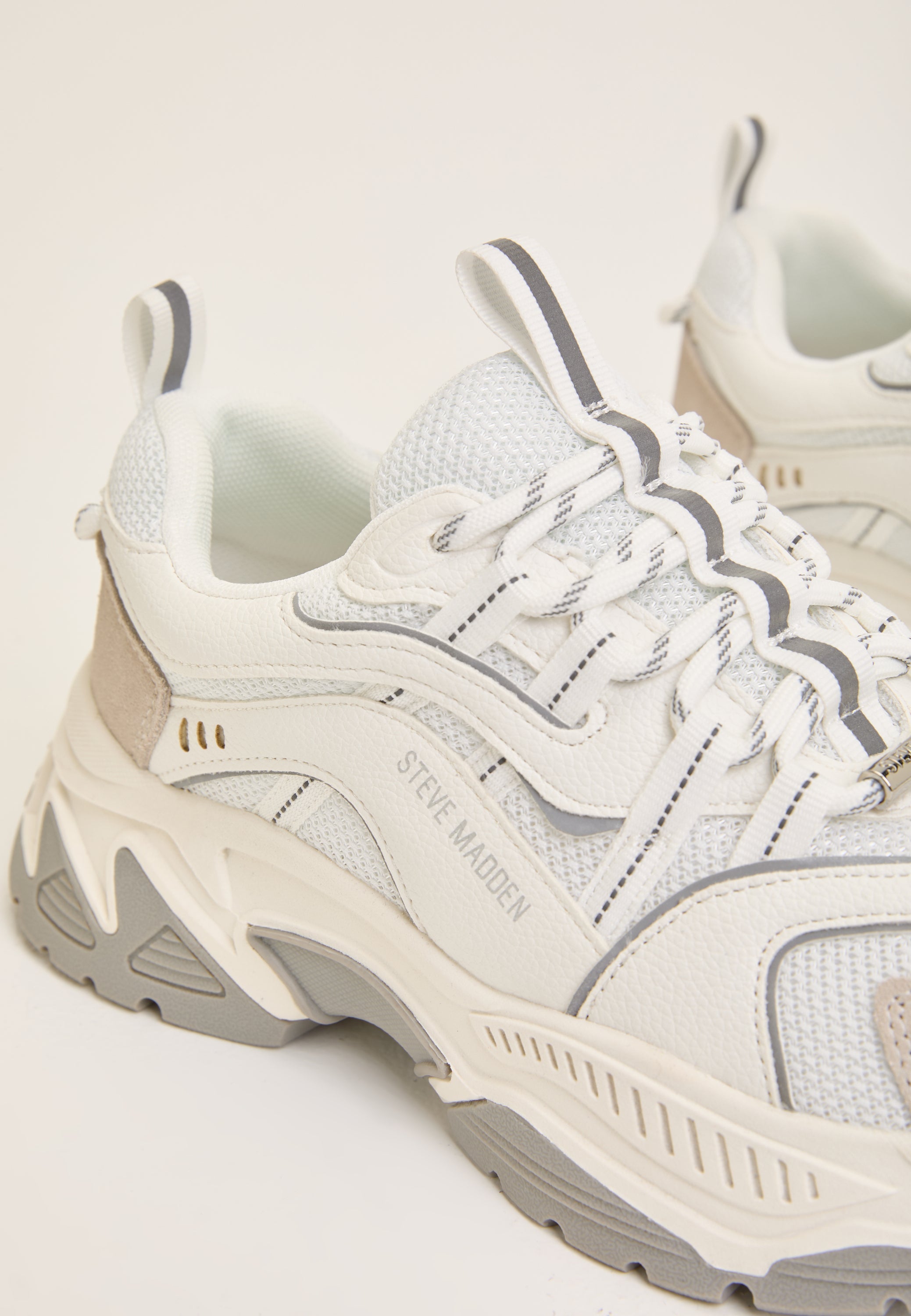 STEVE MADDEN Matalavartiset tennarit 'Animates-E' ecru / harmaa / valkoinen