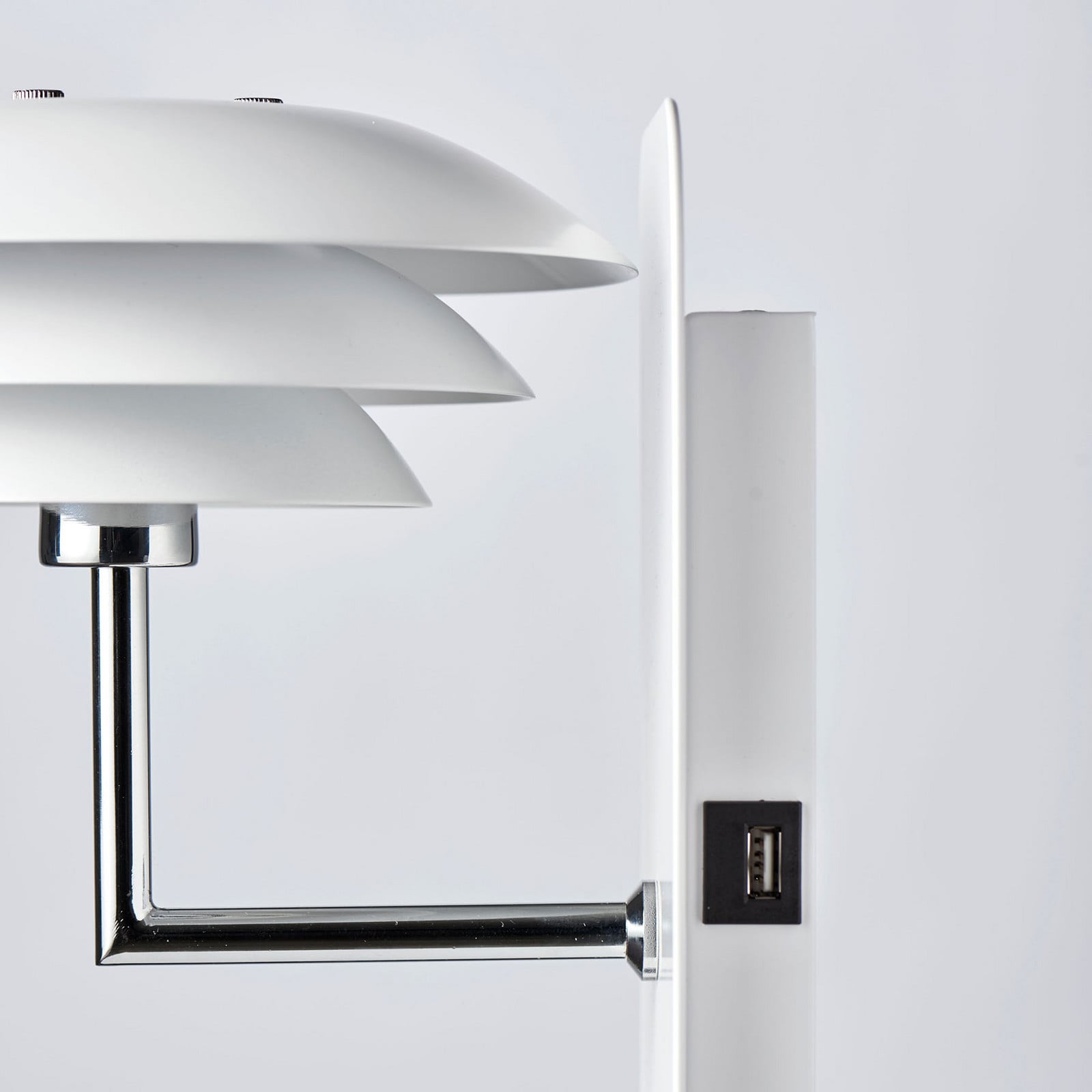 DL20 Seinävalaisin USB-portilla ja Hyllyllä Valkoinen - Dyberg Larsen DL20 USB Shelf - Makuuhuone - Skandinaavinen - Metalli