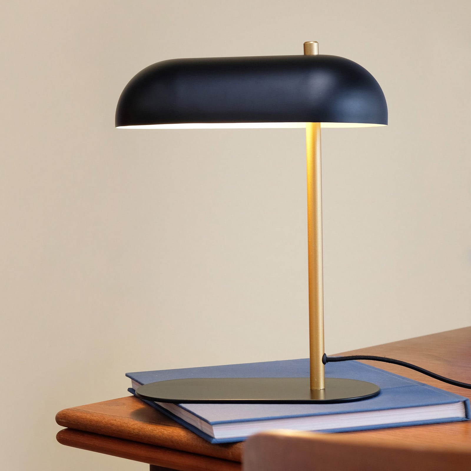 Arch pöytävalaisin Matt Black/Brass - Dyberg Larsen - Työhuone / toimisto - Design - Metalli - Varjostimella