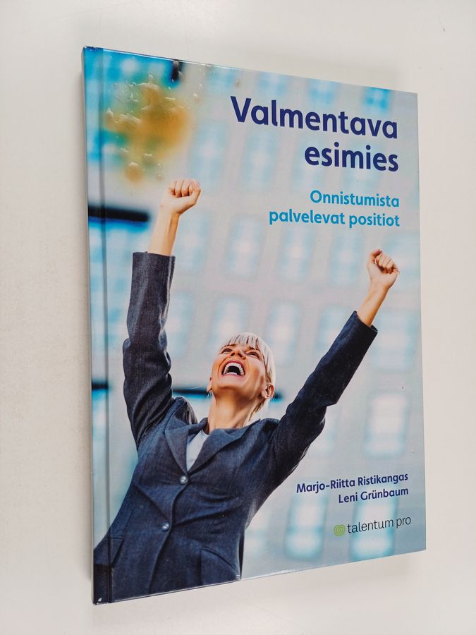 Valmentava esimies