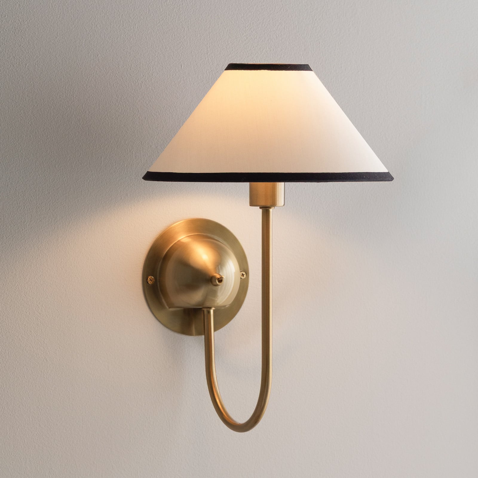 IRIS-seinälamppu, kermanvärinen, korkeus 32 cm, metallia – Globen Lighting - Olohuone - Skandinaavinen - Kangas / tekstiili - Varjostimella