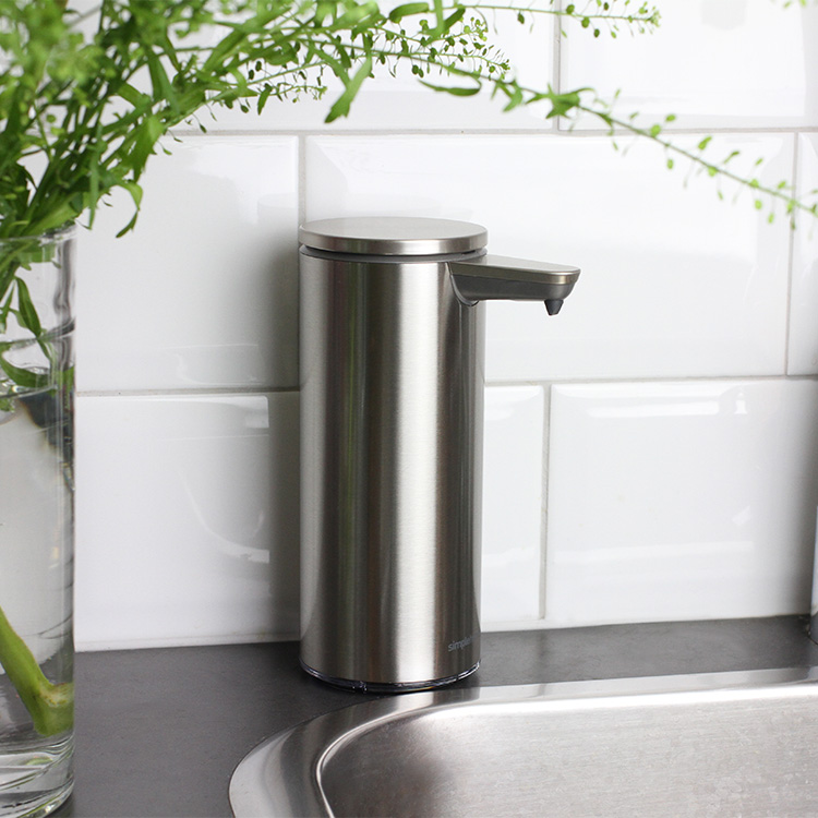Simplehuman 266 ml:n ladattava sensoripumppu, harjattu, sisäänrakennetulla litiumioniakulla (Li-Ion)