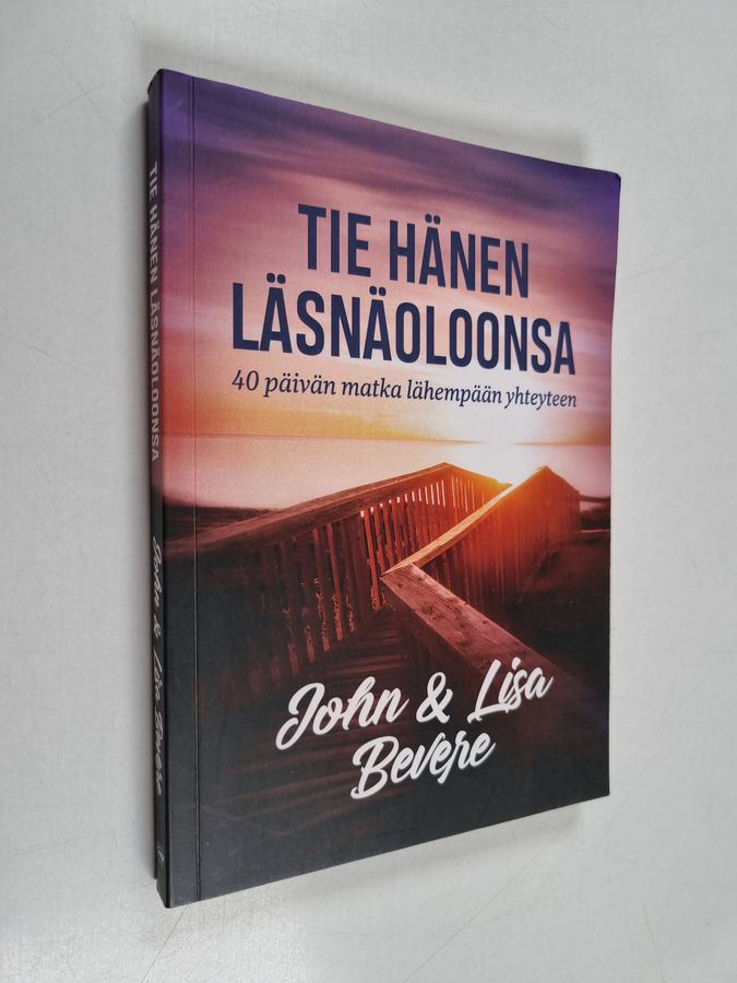 Tie Hänen läsnäoloonsa