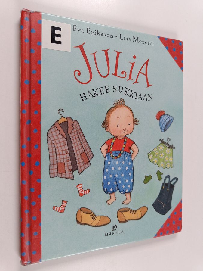 Julia hakee sukkiaan