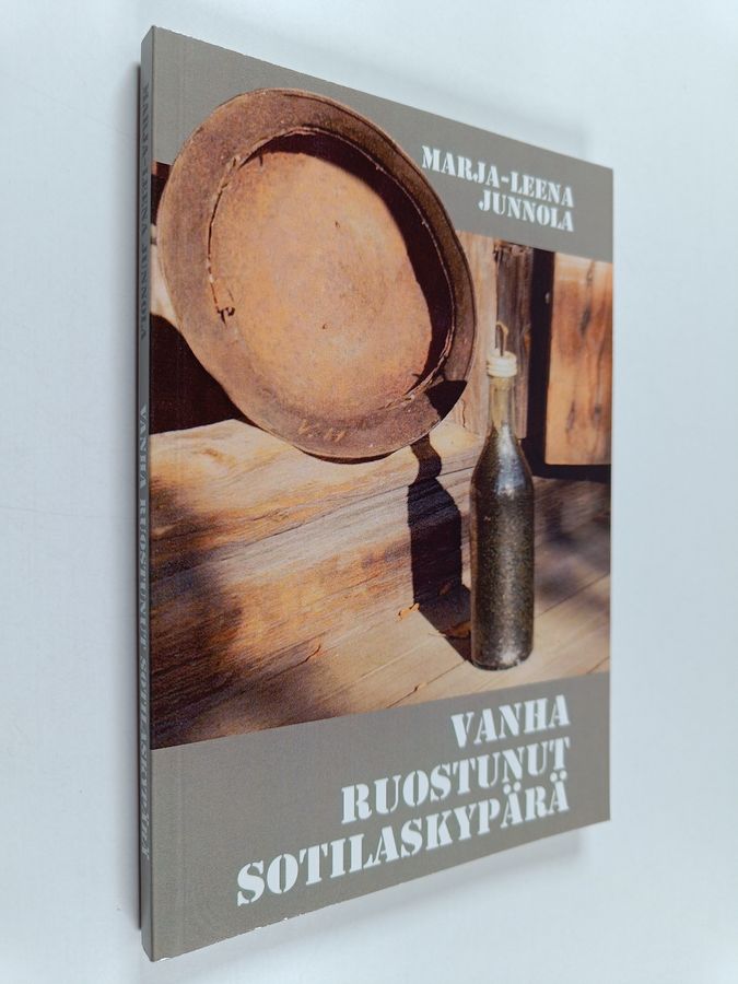 Vanha ruostunut sotilaskypärä