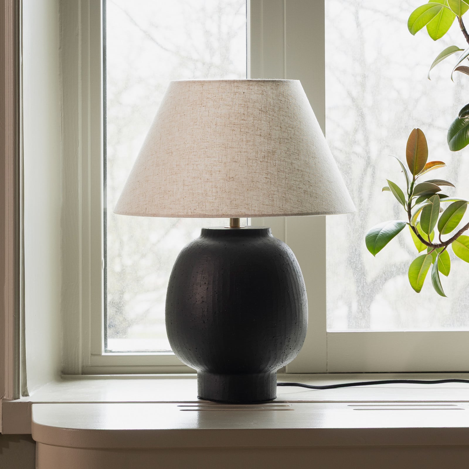 Lorenzo-pöytälamppu, musta, korkeus 46 cm – Globen Lighting - Olohuone - Skandinaavinen - Keramiikka - Varjostimella